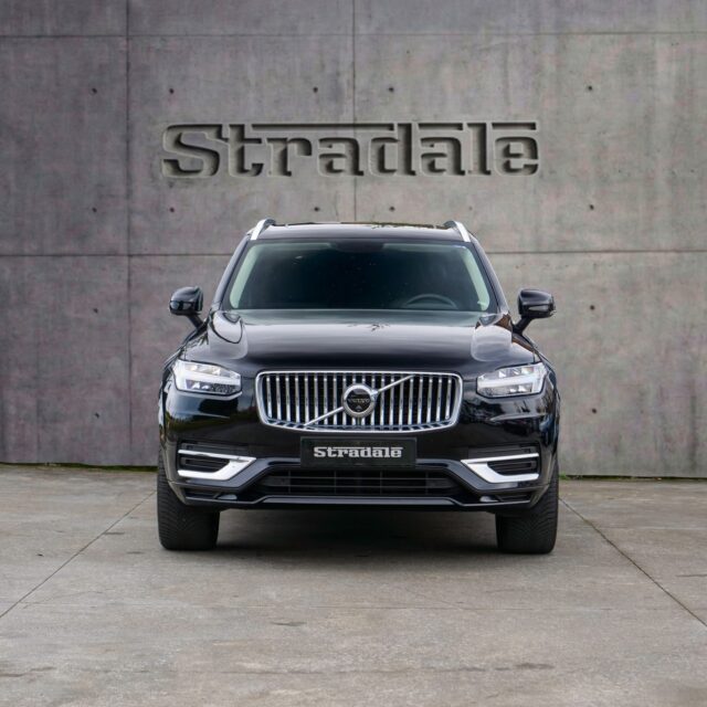 .Volvo XC90 B5 AWD Plus Bright 7 plazas ✨Directamente desde concesionario oficial Volvo en Frankfurt.🖤 Onyx Black Metallic📅 01/2024📉 Solo 28.000 km⚙️ AWD👨‍👩‍👧‍👦 Configuración 7 plazas♻️ Motor B5 Mild Hybrid💎 Unidad configurada prácticamente FULL EQUIP:✔️ Techo panorámico eléctrico✔️ Harman Kardon Premium Sound✔️ Cámara 360º✔️ Pilot Assist✔️ BLIS + ayudas a la conducción Volvo✔️ Asientos eléctricos con memoria✔️ Volante y asientos calefactados✔️ Suspensión y confort premium Volvo✔️ Apple CarPlay✔️ Keyless✔️ Enganche retráctil eléctrico✔️ Calefacción estacionaria✔️ Llantas 20” Diamond Cut📍 Búsqueda personalizada en toda Europa📍 Selección solo de unidades top📍 Entrega llave en mano, sin sorpresas¿Buscando algo especial?Lo encontramos.•🆆🆆🆆.🆂🆃🆁🅰🅳🅰🅻🅴🅱🅸🅻🅱🅰🅾.🅲🅾🅼••𝘌𝘯𝘷í𝘰𝘴 𝘢 𝘵𝘰𝘥𝘰 𝘌𝘶𝘳𝘰𝘱𝘢 ✈️•𝘗𝘢𝘳𝘢 𝘮á𝘴 𝘪𝘯𝘧𝘰𝘳𝘮𝘢𝘤𝘪ó𝘯 𝘱𝘰𝘳 𝘧𝘢𝘷𝘰𝘳 𝘤𝘰𝘯𝘵𝘢𝘤𝘵𝘢𝘳:•📩 𝘪𝘯𝘧𝘰@𝘴𝘵𝘳𝘢𝘥𝘢𝘭𝘦𝘣𝘪𝘭𝘣𝘢𝘰.𝘤𝘰𝘮•👉 𝘍𝘰𝘭𝘭𝘰𝘸 @𝘴𝘵𝘳𝘢𝘥𝘢𝘭𝘦𝘣𝘪𝘭𝘣𝘢𝘰 👈•#volvoxc90 #xc90 #volvohybrid #stradalebilbao
