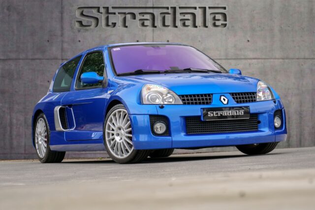 .🚨 𝗔𝗟𝗘𝗥𝗧𝗔 𝗨𝗡𝗜𝗖𝗢𝗥𝗡𝗜𝗢 🚨Un auténtico icono de los 2000, nacido cuando Renault decidió hacer una auténtica locura: meter un V6 atmosférico en posición central trasera dentro de un Clio. Hoy os enseñamos esta espectacular unidad del mítico Renault Clio V6 Phase 2, una pieza de colección cada vez más difícil de encontrar, especialmente en este estado y con este kilometraje.🖤 Procedente de colección privada🖤 Apenas 33.000 km🖤 Fase 2 — 255 CV🖤 Frenos AP RacingUn coche salvaje, analógico y con una conducción que ya no volverá a existir.Motor V6 atmosférico de 3.0 litros, tracción trasera y cambio manual de 6 velocidades… todo ello en una carrocería ensanchada que sigue pareciendo un concept car 20 años después.La Fase 2 supuso además una evolución importante respecto al Fase 1: más potencia, mejor chasis y una producción muy limitada, con apenas 1.309 unidades fabricadas.Un coche para entendidos.Un coche para coleccionistas.Un coche para mirar dos veces cada vez que cierras el garaje.Buscando algo especial?Lo encontramos.•🆆🆆🆆.🆂🆃🆁🅰🅳🅰🅻🅴🅱🅸🅻🅱🅰🅾.🅲🅾🅼••𝘌𝘯𝘷í𝘰𝘴 𝘢 𝘵𝘰𝘥𝘰 𝘌𝘶𝘳𝘰𝘱𝘢 ✈️•𝘗𝘢𝘳𝘢 𝘮á𝘴 𝘪𝘯𝘧𝘰𝘳𝘮𝘢𝘤𝘪ó𝘯 𝘱𝘰𝘳 𝘧𝘢𝘷𝘰𝘳 𝘤𝘰𝘯𝘵𝘢𝘤𝘵𝘢𝘳:•📩 𝘪𝘯𝘧𝘰@𝘴𝘵𝘳𝘢𝘥𝘢𝘭𝘦𝘣𝘪𝘭𝘣𝘢𝘰.𝘤𝘰𝘮•👉 𝘍𝘰𝘭𝘭𝘰𝘸 @𝘴𝘵𝘳𝘢𝘥𝘢𝘭𝘦𝘣𝘪𝘭𝘣𝘢𝘰 👈•#renaultcliov6 #cliov6 #cliov6ph2 #stradalebilbao