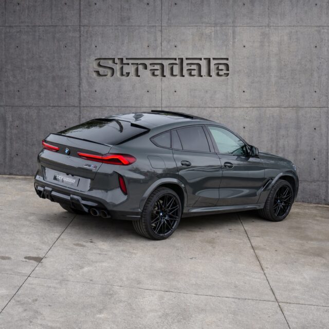 .BMW X6 M Competition · 625 CV · 2022 · 48.900 kmNo es solo un SUV coupé: es una declaración de intenciones.Este BMW X6 M Competition combina el V8 4.4 biturbo de 625 CV, tracción M xDrive y cambio M Steptronic con una configuración difícil de repetir: Gris Dravit metalizado, interior en cuero y Alcantara Negro / Midrand Beige, y detalles M en fibra de carbono.Destacan su techo panorámico, BMW Laserlight, llantas M 21”/22”, asientos M ventilados y calefactados, Harman/Kardon, BMW Live Cockpit Professional y Driving Assistant Professional.Una unidad impecable, exclusiva y lista para disfrutar.Disponible en Stradale Bilbao. Contacta con nosotros para más información.#BMW #BMWX6M #X6MCompetition #stradalebilbao