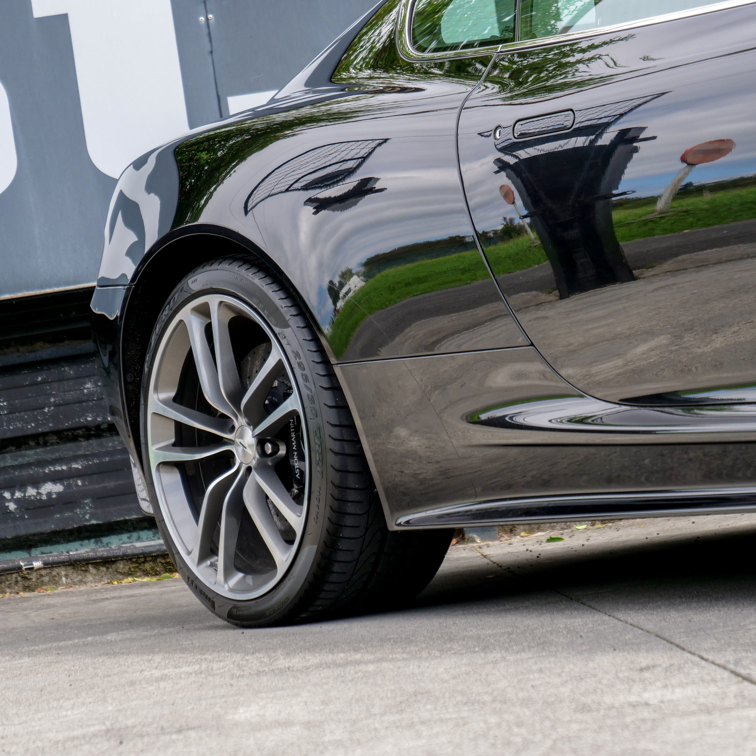 Aston Martin DBS - imagen 17